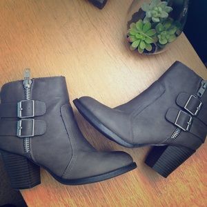 Grey double buckle ankle booties sz 6 1/2